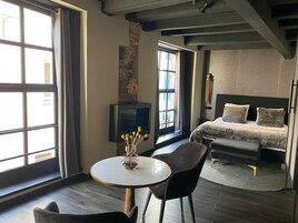 Cortinas blackout, wifi gratis y ropa de cama 