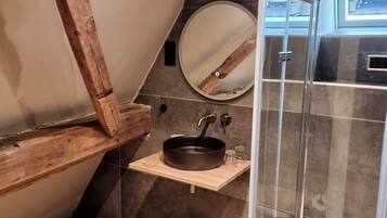 Deluxe Tweepersoonskamer | Bathroom | Shower, hair dryer, towels