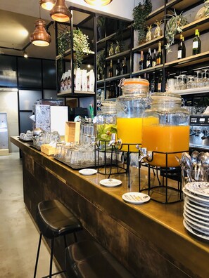 Petit déjeuner buffet (20 EUR par personne)