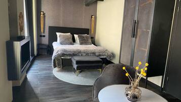 Deluxe studio | Verduisterende gordijnen, gratis wifi, beddengoed