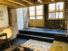 Cortinas blackout, wifi gratis y ropa de cama 