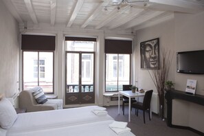 Cortinas blackout, wifi gratis y ropa de cama 