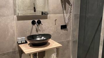 Deluxe Studio | Bathroom | Shower, hair dryer, towels