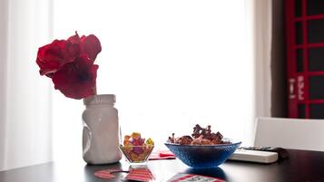 Lenzuola Frette, materassi Select Comfort, una scrivania