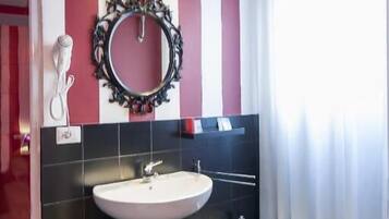 Doccia, set di cortesia gratuito, asciugacapelli, asciugamani