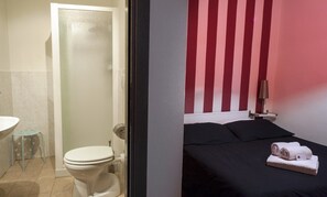 Een douche, gratis toiletartikelen, een haardroger, handdoeken