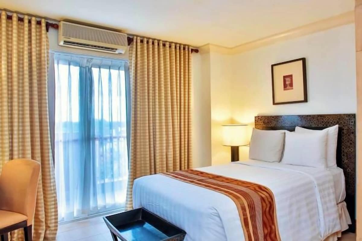 Hypo-allergenic bedding available, minibar, in-room safe, desk