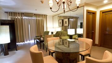 Deluxe-Suite, 3 Schlafzimmer | Essbereich im Zimmer
