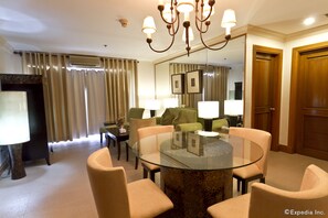 Deluxe Suite (3-bedroom) | In-room dining - Crown Regency Suites & Residences - Mactan (Lapu-Lapu)