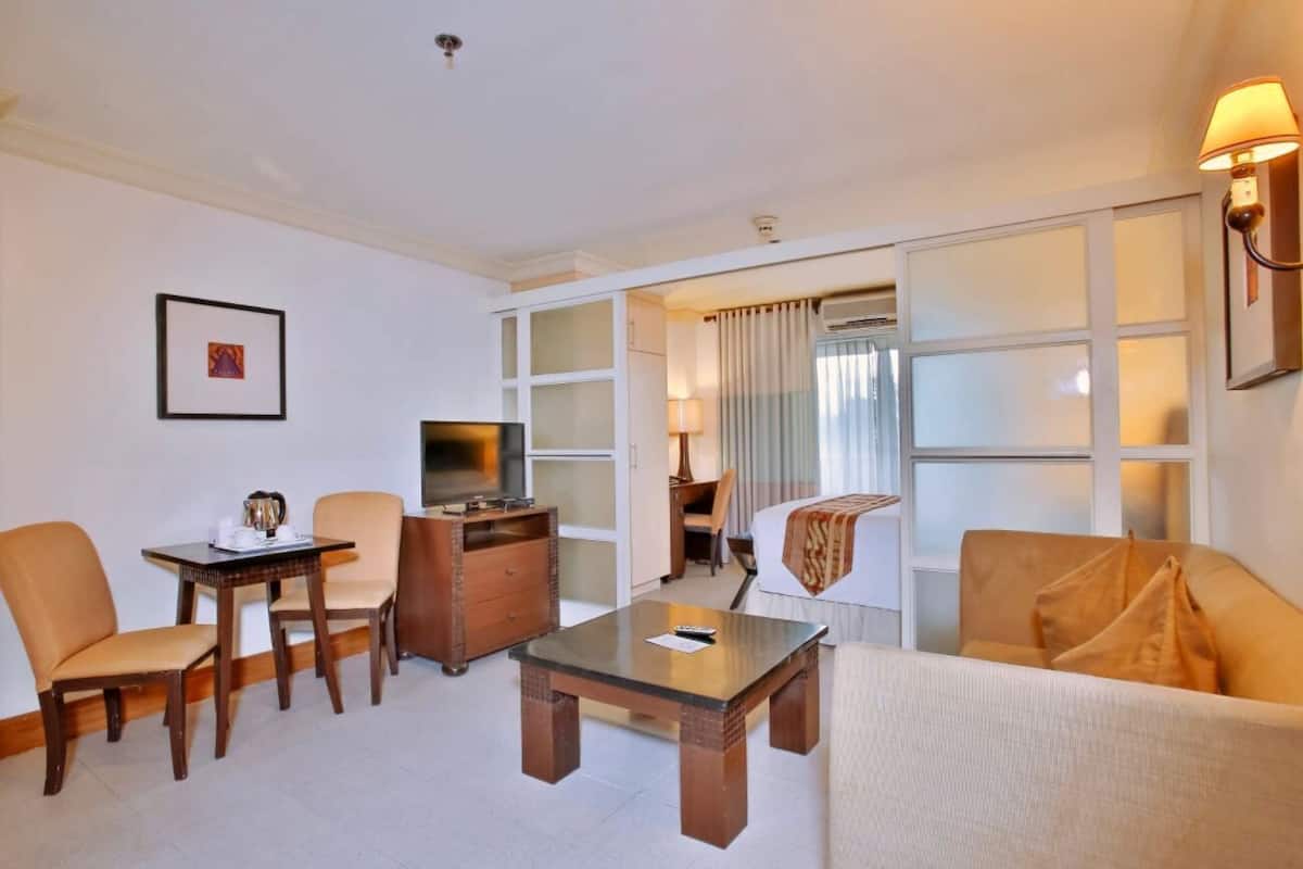 Hypo-allergenic bedding available, minibar, in-room safe, desk
