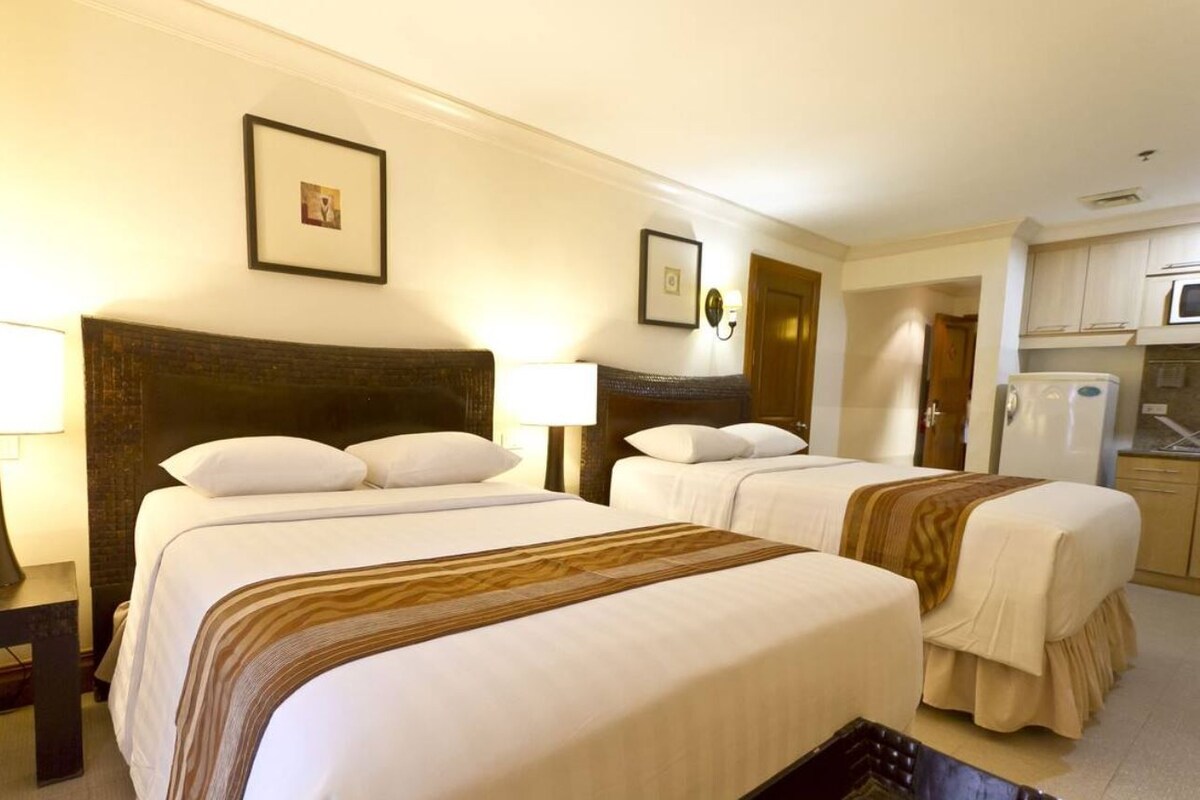 Hypo-allergenic bedding, minibar, in-room safe, desk