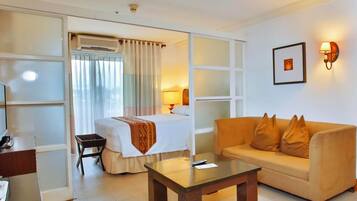 Hypo-allergenic bedding, minibar, in-room safe, desk