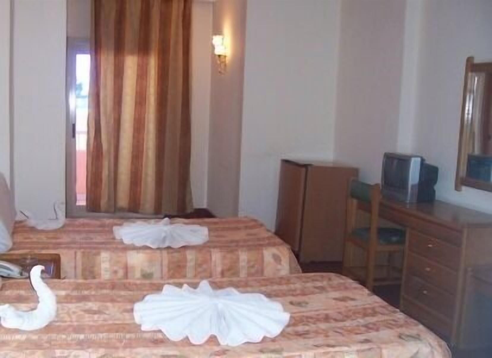 Egyptian cotton sheets, premium bedding, pillowtop beds, minibar
