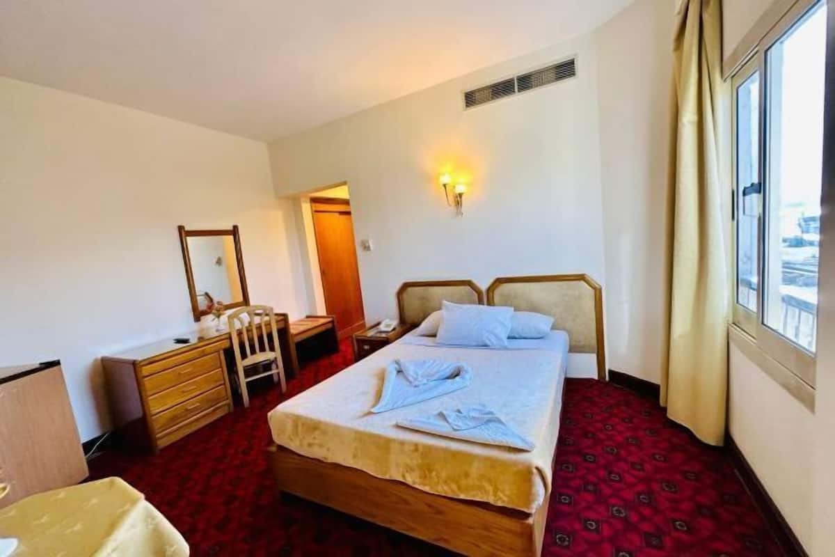 Egyptian cotton sheets, premium bedding, pillowtop beds, minibar