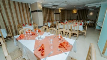 2 ristoranti; aperti a colazione, a pranzo e a cena
