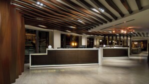 A modern reception area with a wooden ceiling and a reception desk. - Residence Inn by Marriott Chicago Downtown / River North (Chicago)