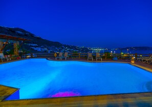 Utomhuspool, parasoller och solstolar