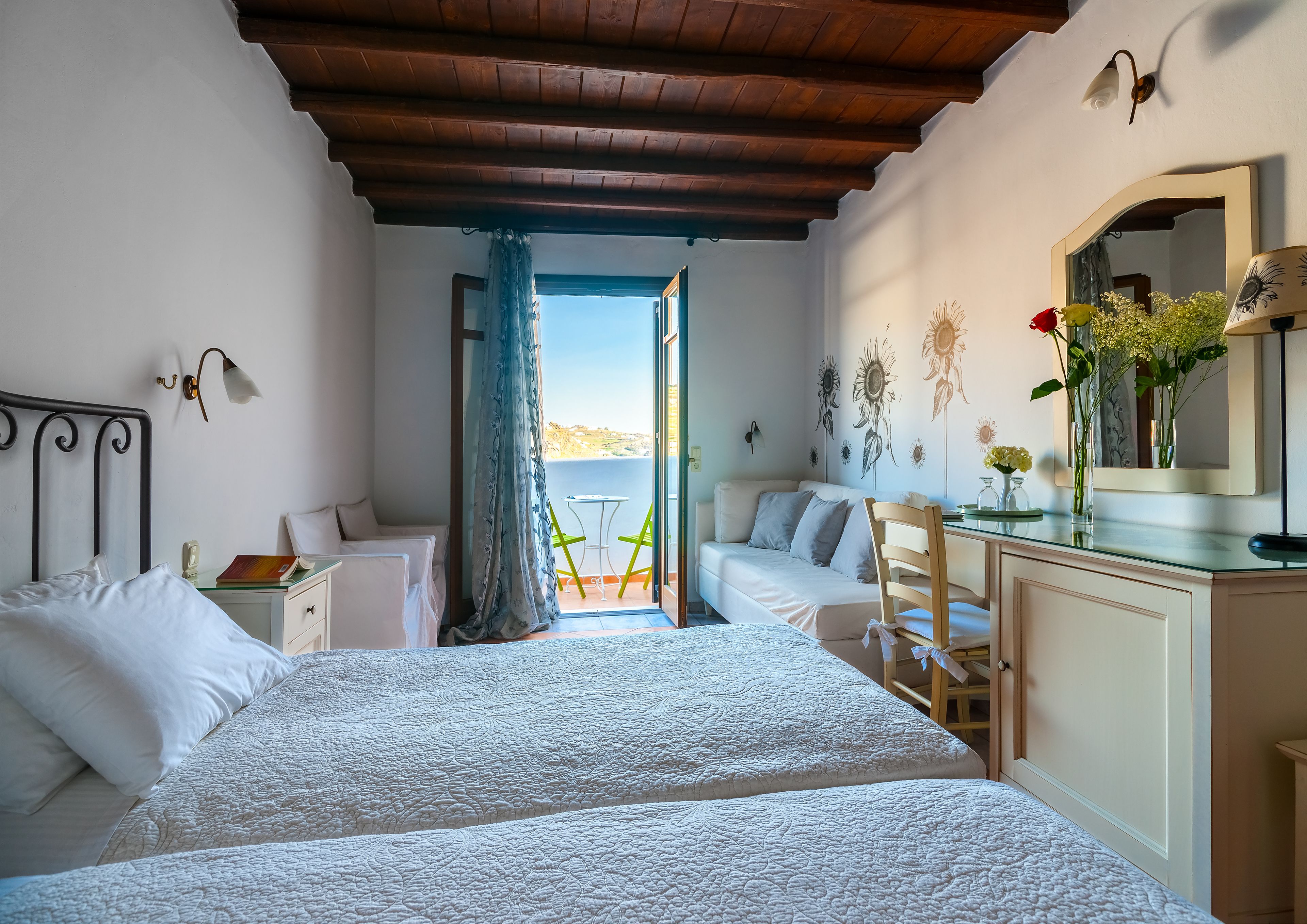 Habitación superior, vista parcial al mar | Ropa de cama de alta calidad y caja de seguridad en la habitación 