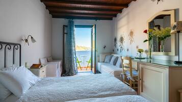 Habitación superior, vista parcial al mar | Ropa de cama de alta calidad y caja de seguridad en la habitación