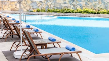 Seasonal outdoor pool, free cabanas, pool umbrellas