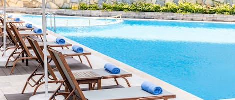 Seasonal outdoor pool, free cabanas, pool umbrellas