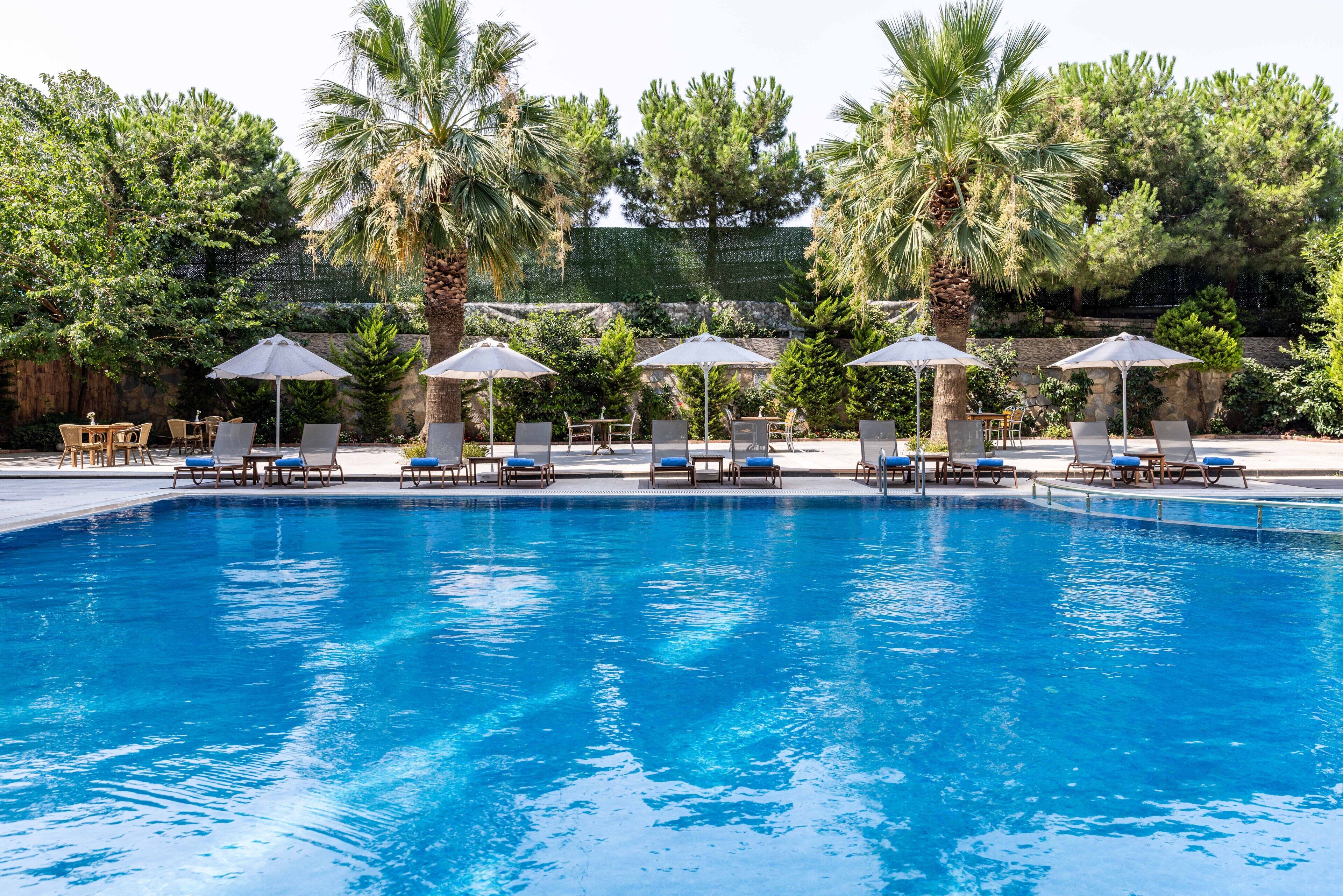 Seasonal outdoor pool, free cabanas, pool umbrellas