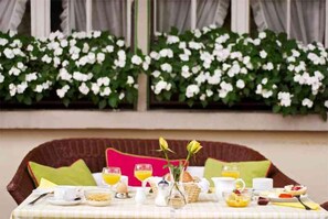 Free daily buffet breakfast