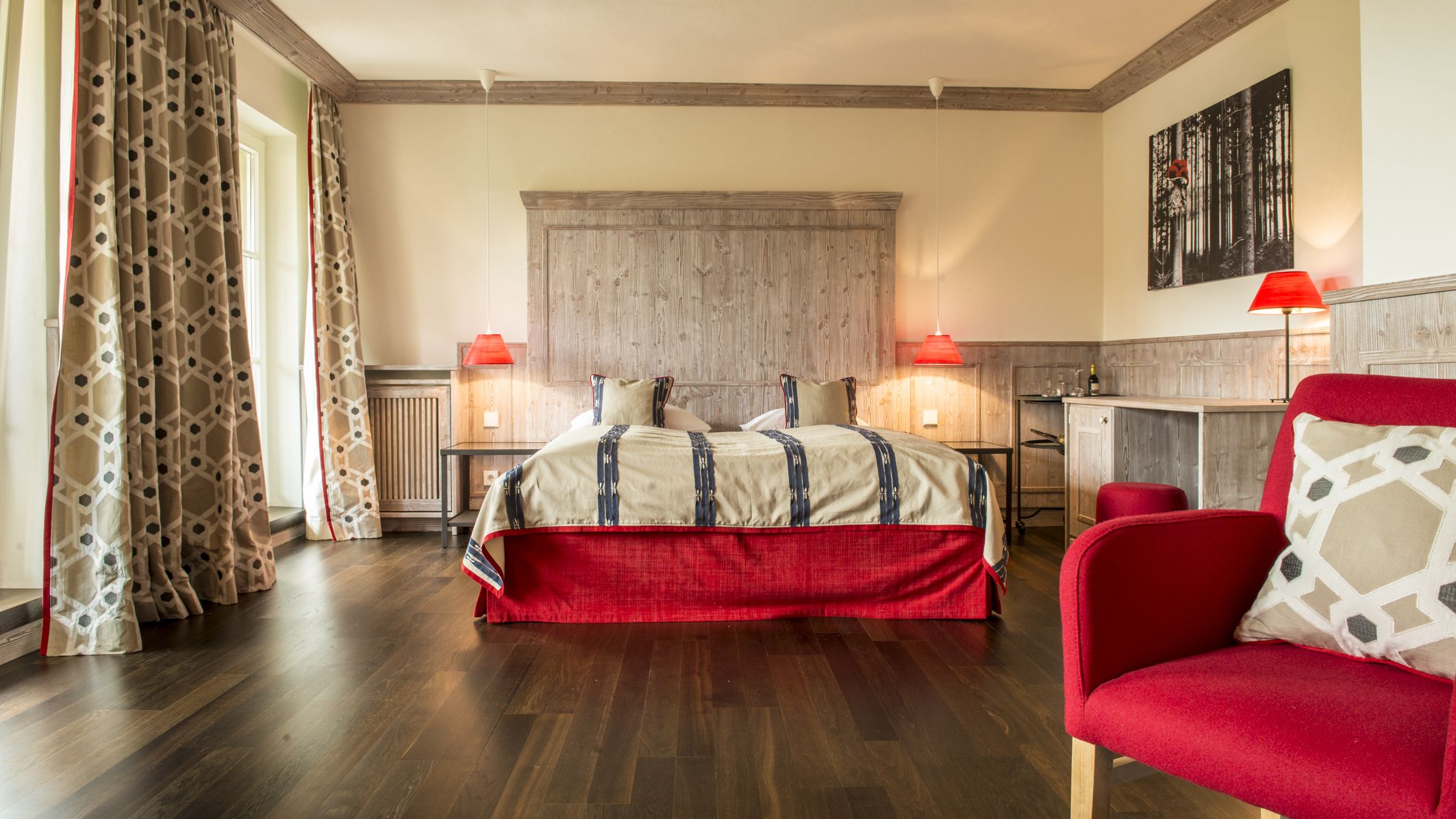 Junior Suite | Hypo-allergenic bedding, in-room safe, individually decorated