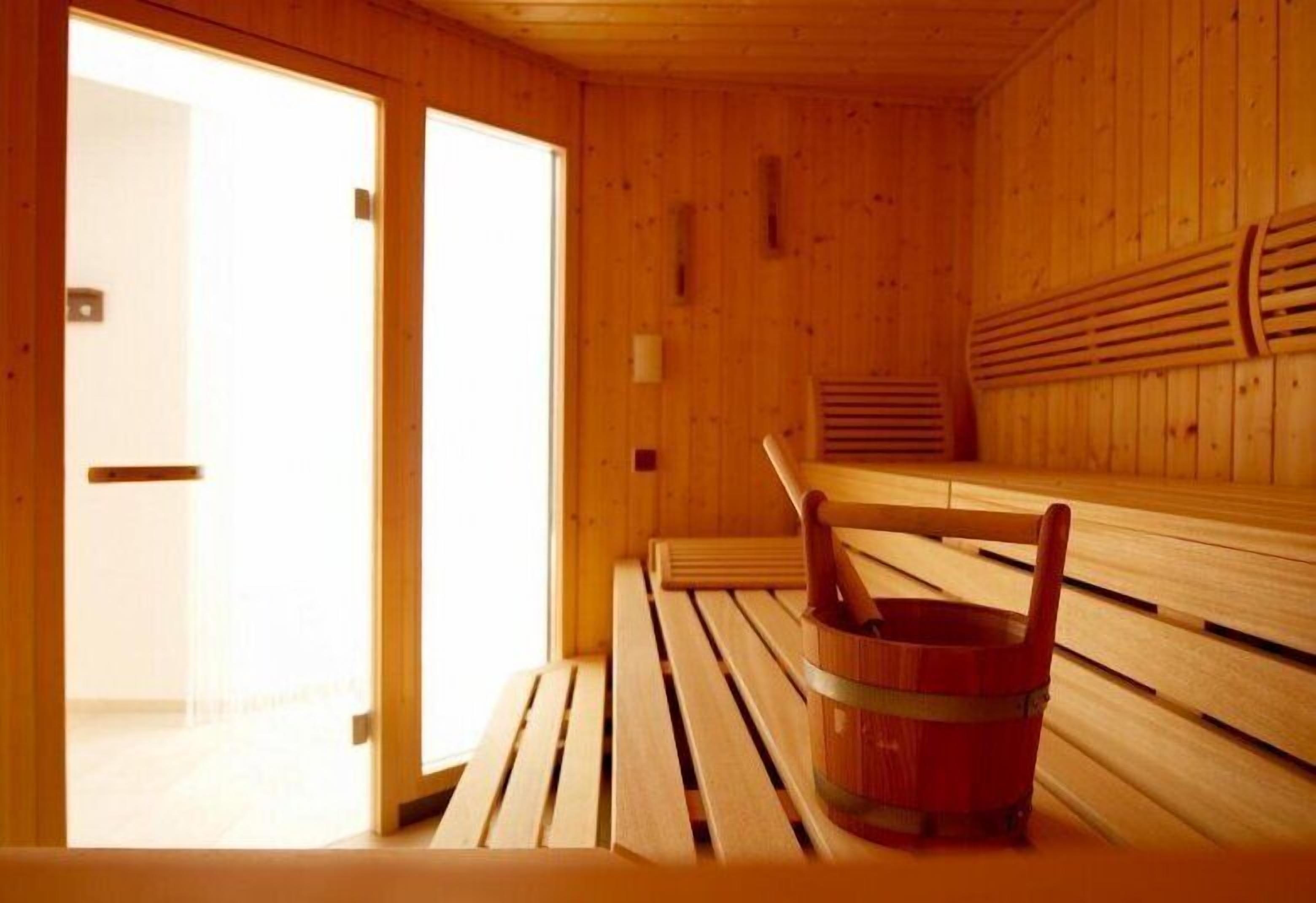 sauna, body treatments, aromatherapy, hot stone massages, facials