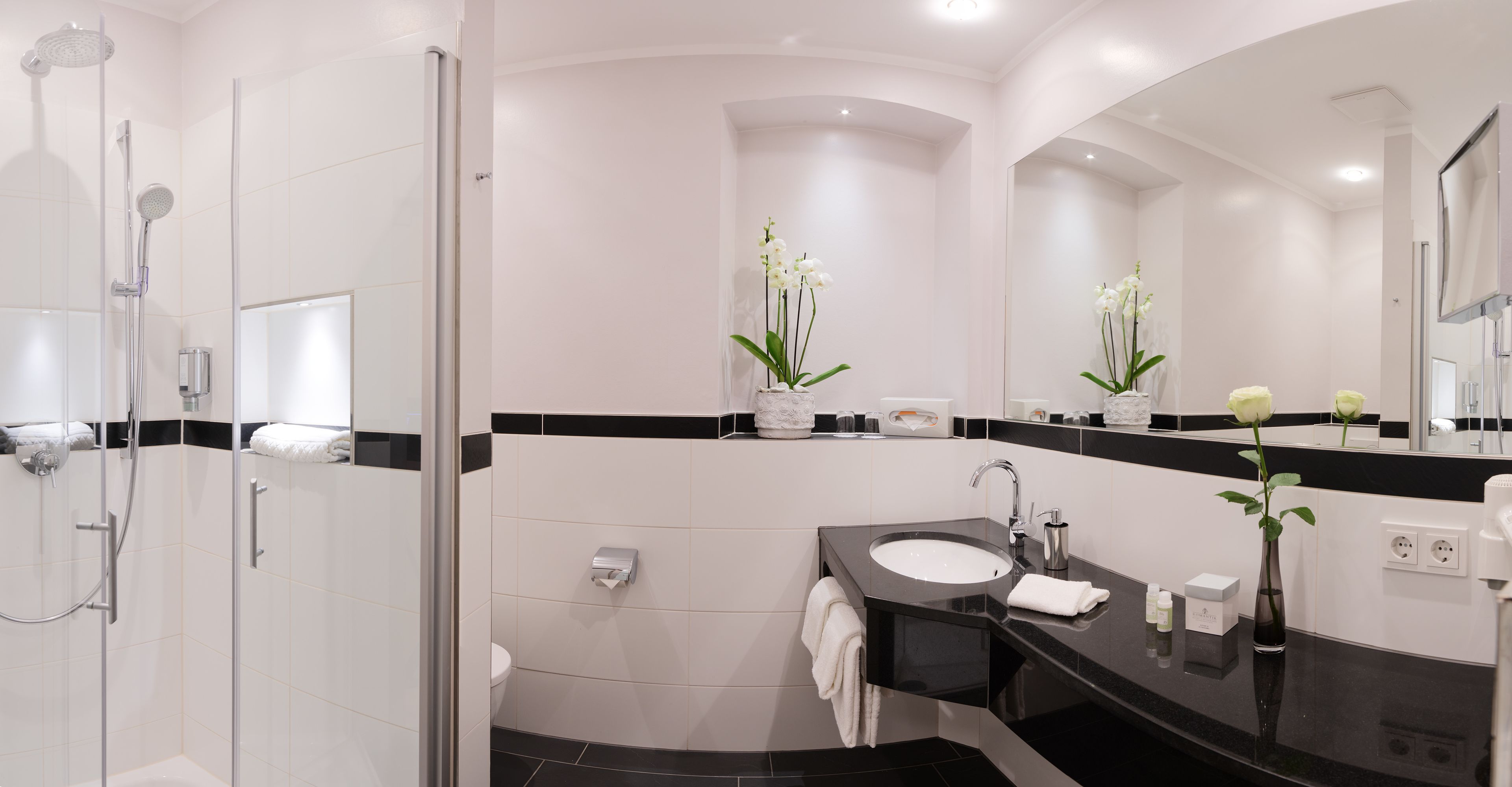 comfort double room, 1 double bed | bathroom | hair dryer, bathrobes, slippers, towels