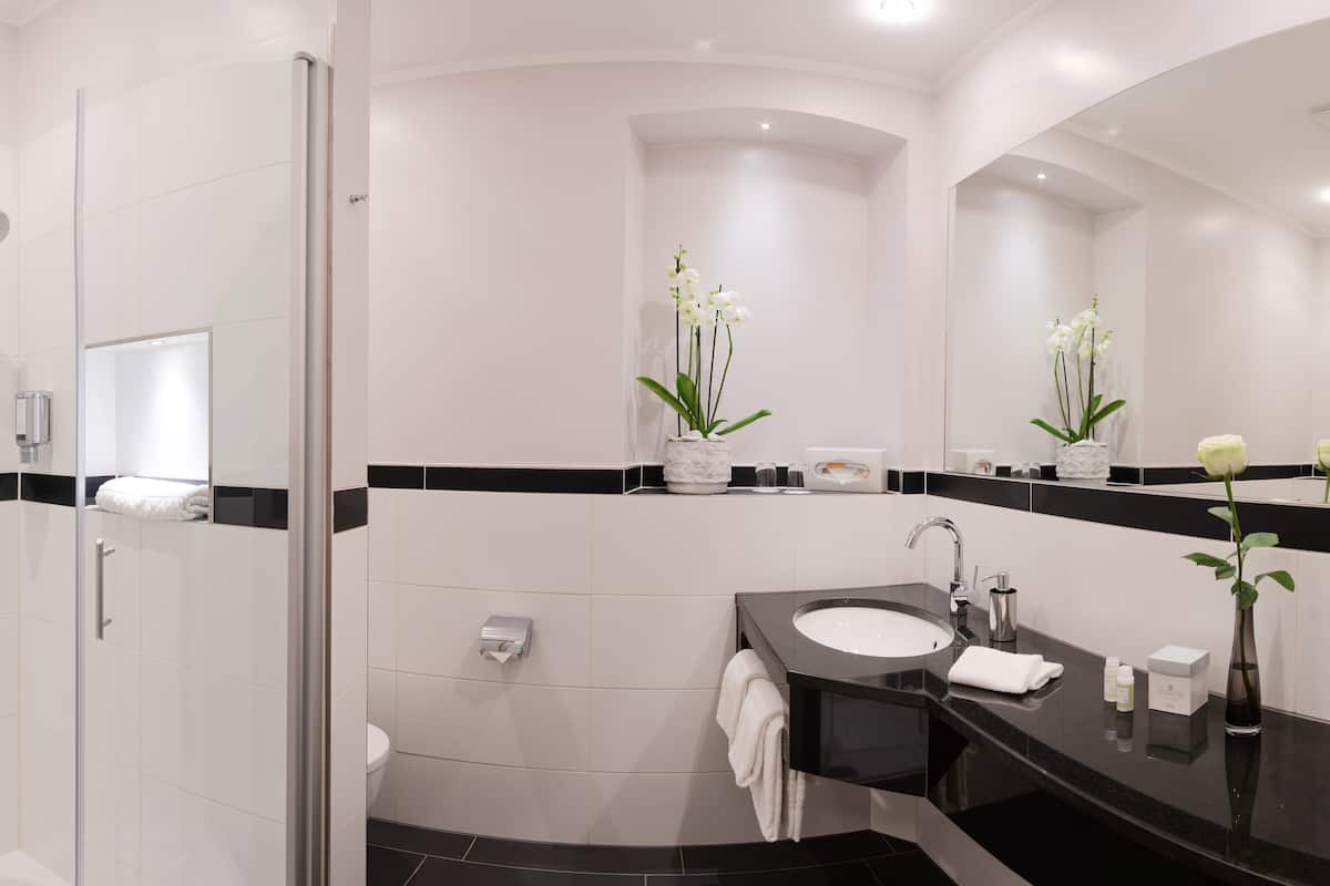 comfort double room, 1 double bed | bathroom | hair dryer, bathrobes, slippers, towels