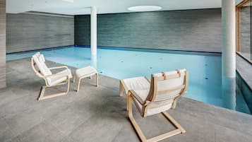 Indoor pool, sun loungers