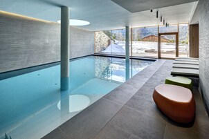 Indoor pool, sun loungers