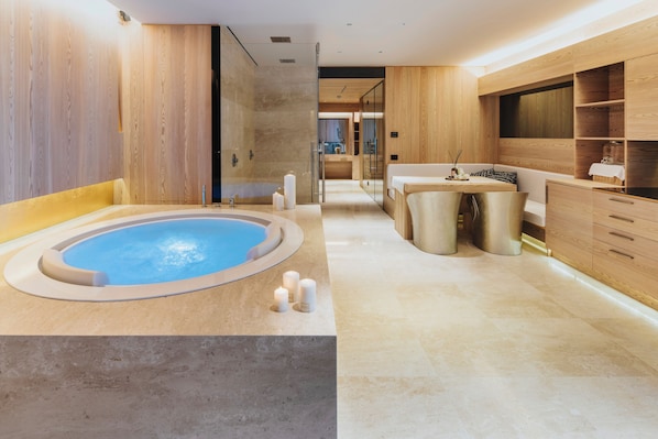 Sauna, hot tub, steam room, body treatments, aromatherapy