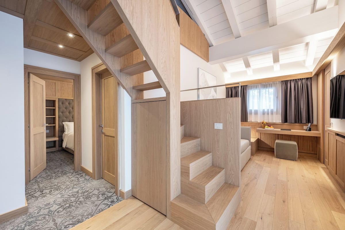 Loft | Minibar, caja fuerte, escritorio y cortinas opacas