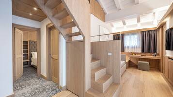 Loftsrom | Minibar, safe på rommet, skrivebord og blendingsgardiner