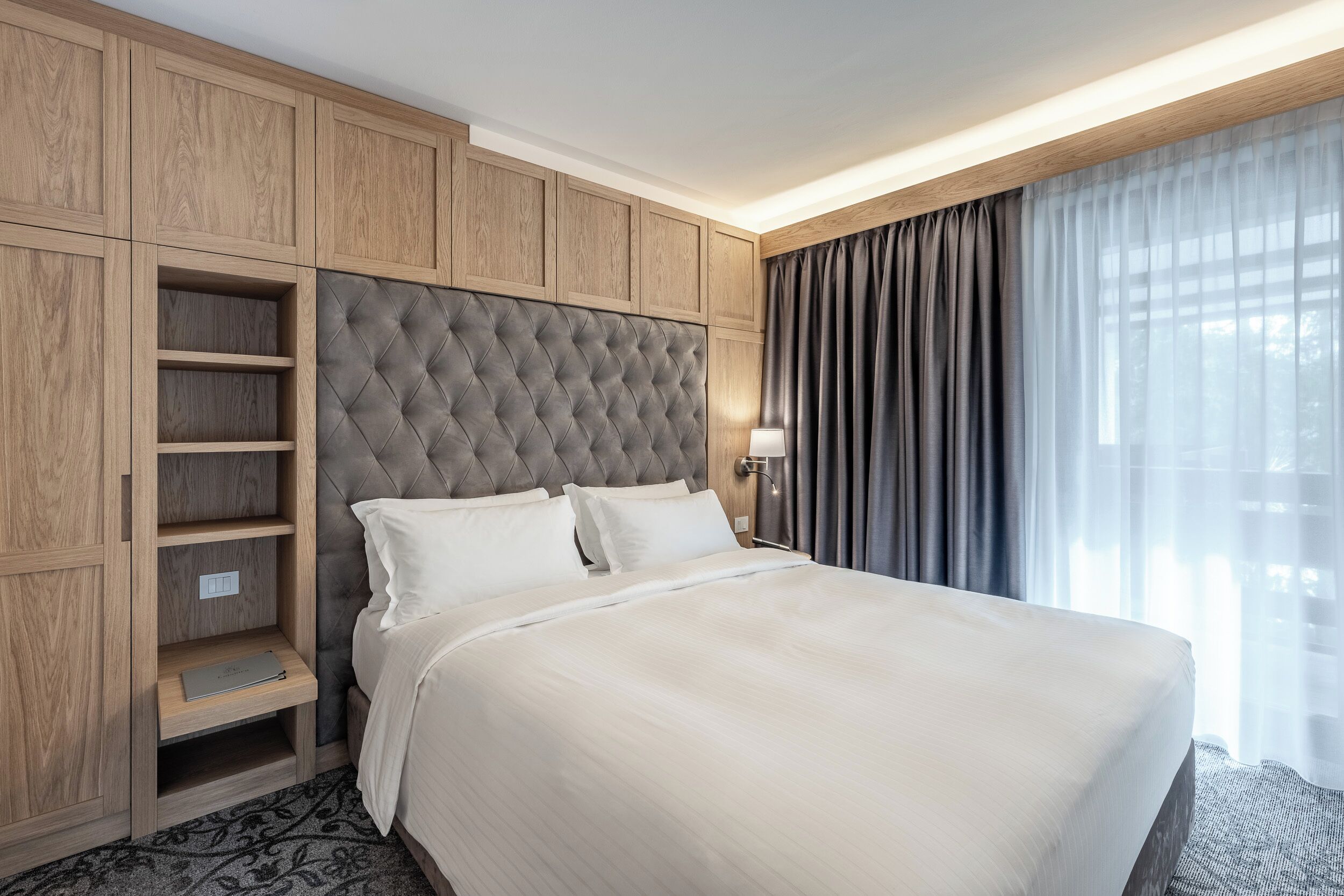 Minibar, caja de seguridad en la habitación y escritorio 