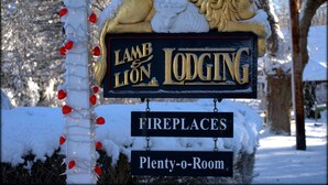 Schild für 'Lamb & Lion Lodging' mit der Aufschrift 'Kamine' und 'viel Platz'.
