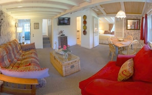 Flat-screen TV, DVD player - Lamb and Lion Inn (Barnstable)