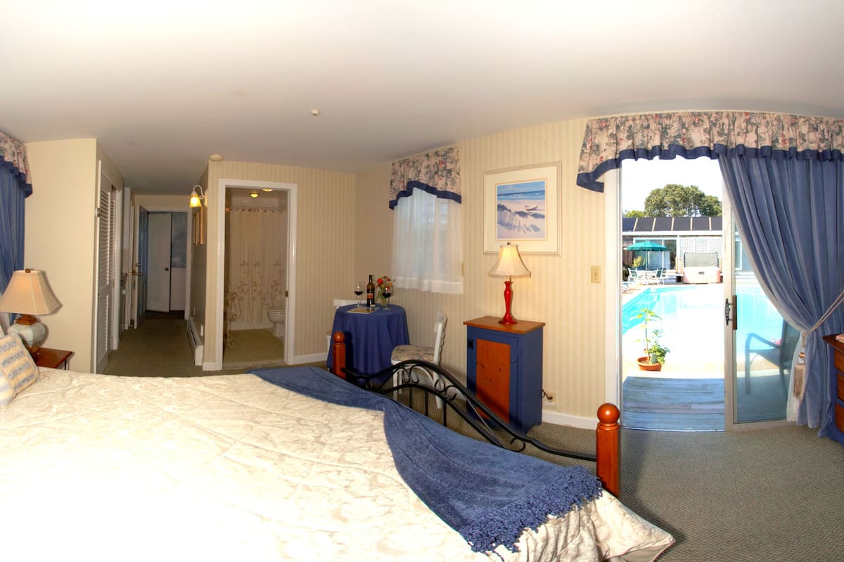 Suite Signature, 1 cama de matrimonio, cocina básica, junto a la piscina | Ropa de cama de alta calidad y cortinas opacas