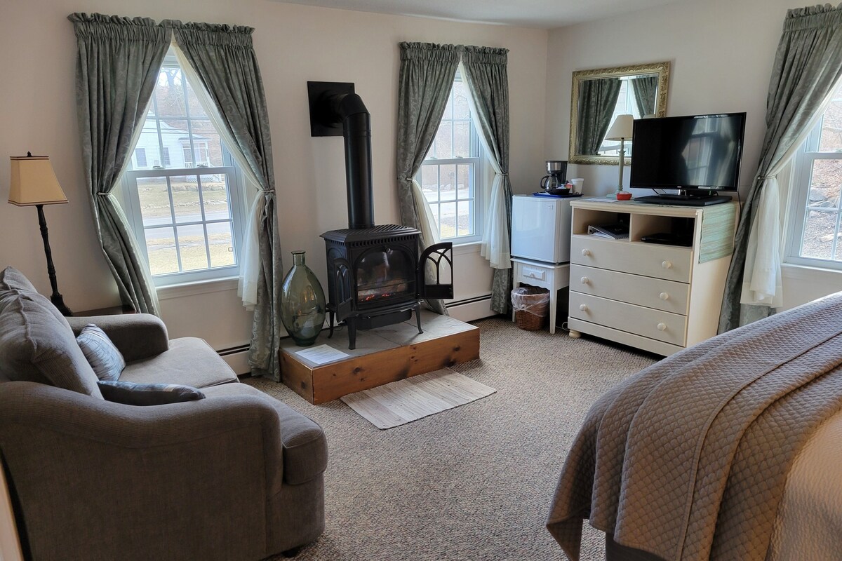 Room, 1 King Bed, Fireplace, Courtyard Area
