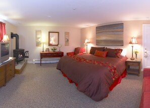 Room, 1 King Bed, Fireplace, Courtyard Area