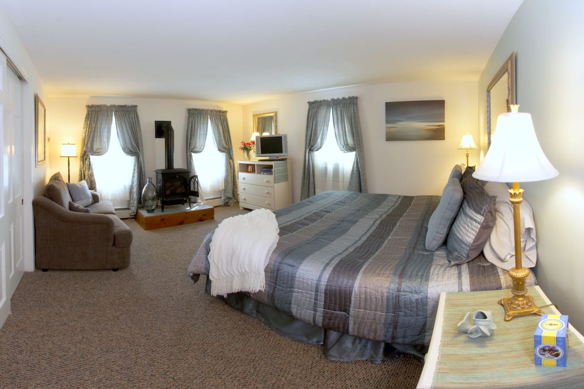 Habitación, 1 cama de matrimonio grande, chimenea, en la zona del patio | Ropa de cama de alta calidad y cortinas opacas