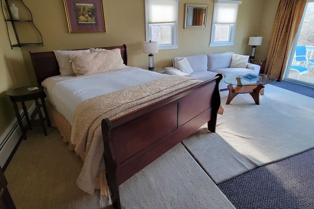 Luxury Suite, 1 Queen Bed, Jetted Tub