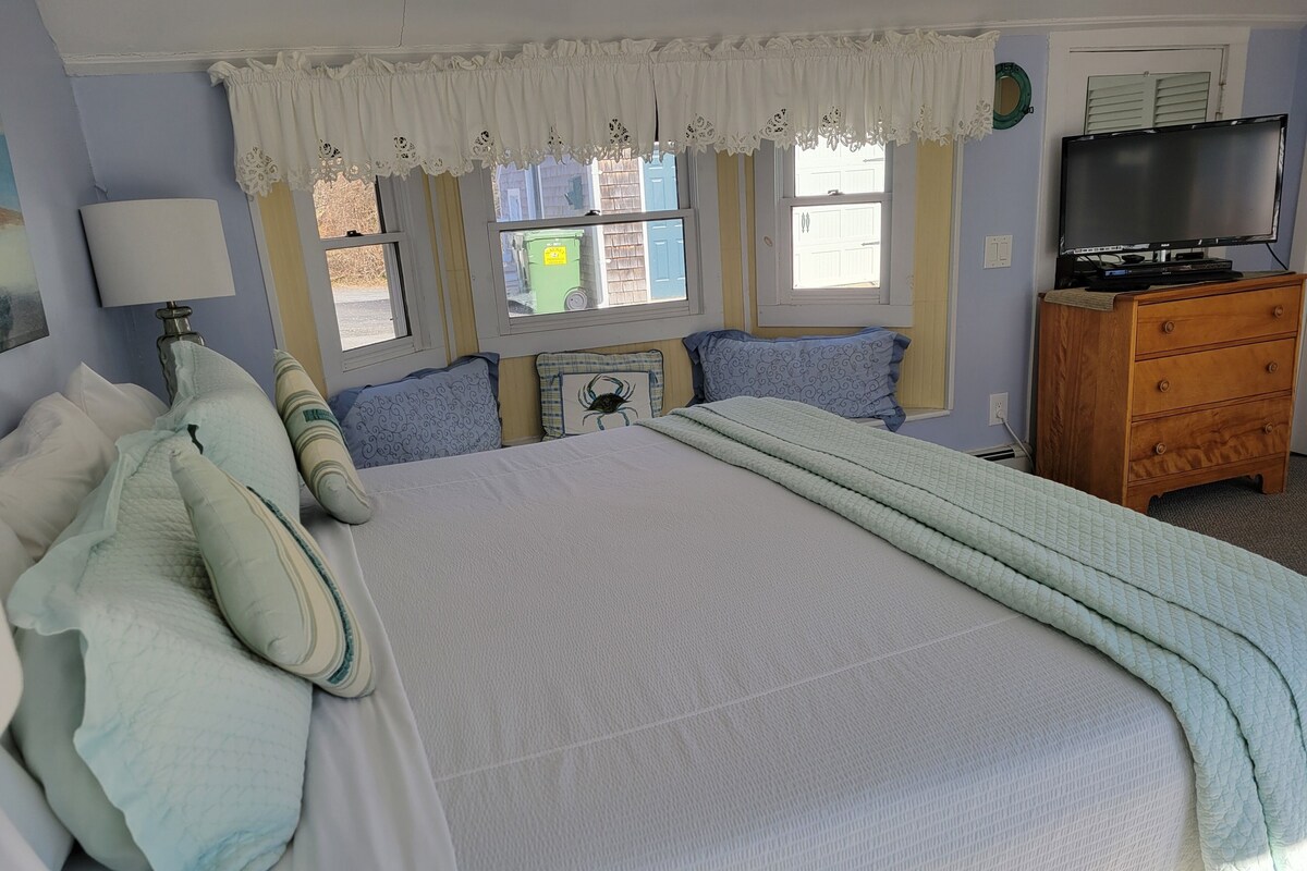Superior Suite, 1 King Bed, Kitchen, Poolside