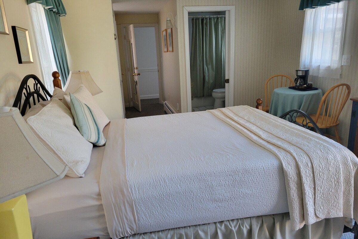 Signature Suite, 1 Queen Bed, Kitchenette, Poolside