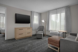 Suite, 2 Bedrooms | Living area