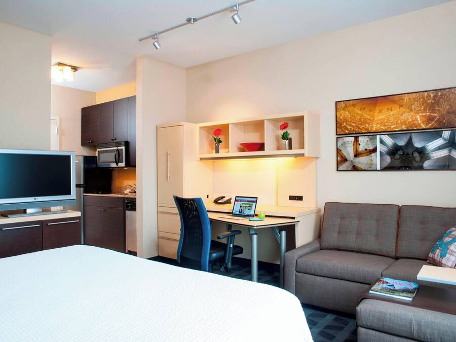 Premium bedding, desk, iron/ironing board, free cots/infant beds