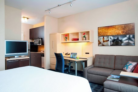 Premium bedding, desk, iron/ironing board, free cots/infant beds. TownePlace Suites by Marriott - Des Moines Urbandale