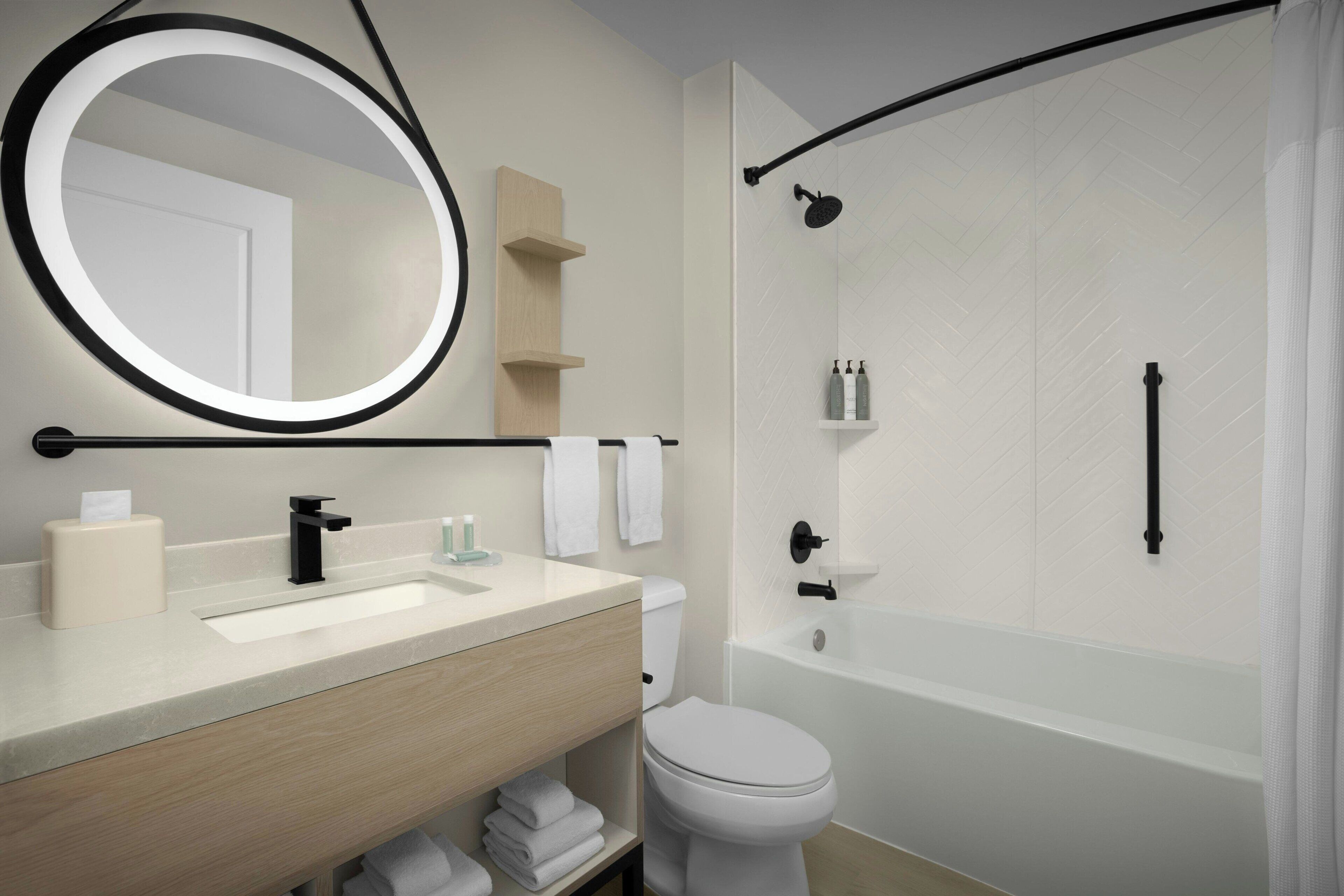 Kostenlose Toilettenartikel, Haartrockner, Handtücher